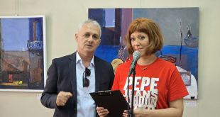 Изложба на Илиян Ангелов в Плевенския Арт център разкрива символиката на храма и магаренцето в живописта