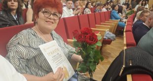 Кметът на Плевен връчи отличия на директори, учители и ученици за принос в образованието на тържествена церемония на 24 май