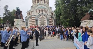 Плевенчани обединени в едно изпълнение на „Върви, народе възродени!“ на централния площад „Възраждане“