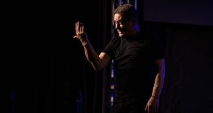 „Рачков и жените“ завладява България: Лятно турне на моноспектакъла на Димитър Рачков обикаля страната с неподправен хумор и комедийни истории