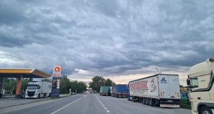 Три катастрофи с тежкотоварни камиони и лек автомобил на път I-3 между Долни Дъбник и Радомирци, без жертви, но с повишен риск поради натоварения трафик след затварянето на пътя Мездра – Ботевград