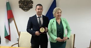 Тържествена церемония в Плевен: Областният управител Николай Абрашев и началникът на РУО Албена Тотева удостоиха педагогически специалисти с грамота „Неофит Рилски“ по повод 24 май