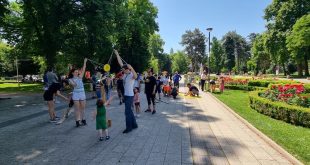 Семейни игри в Градската градина обединяват родители и деца в спортни забавления и предизвикателства