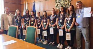 Ученическите шампиони от Плевен получиха почетни грамоти и спортни артикули от кмета д-р Валентин Христов