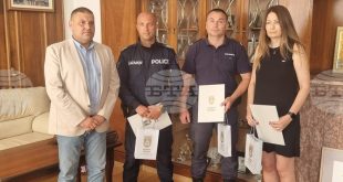 Кметът на Плевен отличи полицаи и гражданин за спасението на деветгодишно момиче след токов удар в търговски център