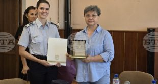 Курсант старшина Радина Бодурова получи академична награда от 1500 лева за изключителни постижения във Висшето военновъздушно училище „Георги Бенковски“ в Долна Митрополия