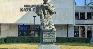 Плевен отбелязва 188 години от рождението на Левски с поднасяне на венци и цветя пред паметника на Апостола