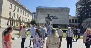 Плевен отбелязва 188 години от рождението на Васил Левски с възпоменания и поднасяне на цветя пред паметника му в центъра на града