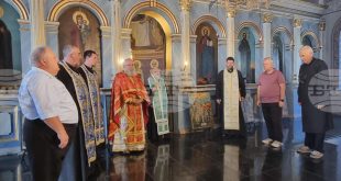 Миряни изпълниха храм „Света Параскева“ в Плевен за неделно богослужение, отец Христо получи звание протойерей