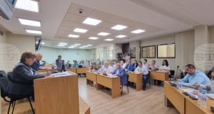 Общинският съвет в Плевен проведе осемчасово заседание, фокусирано върху водната криза и множество актуални предложения, включително финансиране на мажоретен клуб и проект за фотоволтаични системи