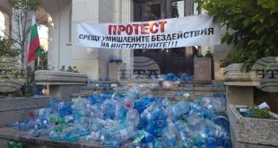 Плевенчани отново протестираха срещу безводието, затрупвайки общината и ВиК с празни бутилки и туби