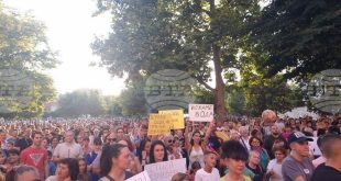 Плевенчани протестират срещу водния режим, оставят туби пред Общината