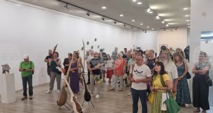 Изложбата „Резонанси“ в Плевен представя уникални творби от метал, дърво и камък, вдъхновени от музиката