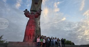 Майка България в Плевен осветена в червено за Световния ден на сърцето в знак на подкрепа срещу сърдечно-съдовите заболявания