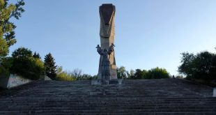 Паметникът „Майка България“ в Плевен се обагря в червено за Световния ден на сърцето: Акцент върху борбата със сърдечно-съдовите заболявания