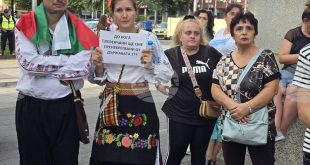 Протест в Плевен срещу безводието: Граждани в народни носии настояват за оставки и реални мерки пред сградата на Общината
