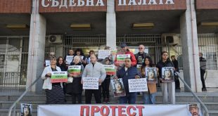 Граждани в Плевен на протест за справедливост по дело за катастрофа с две жертви, адвокат Буенова настоява за равноправие в съдебните производства