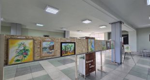 Откриха изложбата „Цветя и сезони“ на д-р Васил Станев в УМБАЛ „Д-р Георги Странски“ – Плевен: среща на изкуството и медицината във фоайето на зала „Магнум“