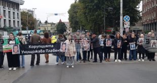 Поредният протест пред Съдебната палата в Плевен с искане за справедливост по делото за катастрофата, в която загина 12-годишната Сияна, на фона на обвинения в корупция и съмнения за неприемливи връзки между експерти и адвокати.