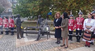 В Левски откриха скулптурна композиция в чест на Георги Парцалев, Григор Вачков и Дончо Цончев, с участие на вицепрезидента Илияна Йотова