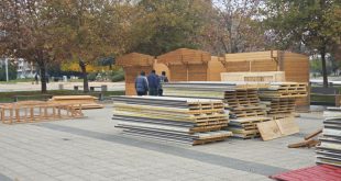 Започна изграждането на Коледното градче в центъра на Плевен с 24 дървени къщички и празнични изненади