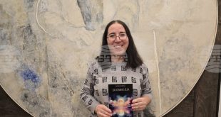 Младата поетеса Христина Гложенска представи дебютната си стихосбирка „Да оставиш следа“ в Плевен, вдъхновявайки читателите с оптимизъм и размишления за живота