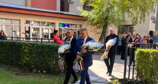 Областният управител на Плевен с цветя пред паметника на Иван Вазов в чест на Деня на народните будители