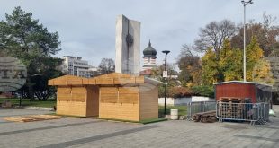 Община Плевен обяви втори търг за наемане на дървени къщички в Коледното градче на площад „Възраждане“