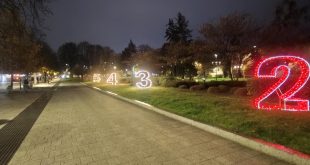 Плевен посреща празниците със светеща алея от минали години, водеща към арката на 2026-та