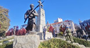 Плевен почете загиналите воини с военен ритуал и панихида на Архангелова задушница