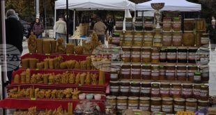 Пчелари от Плевен представят продукцията си на Празника на пчелните продукти, подкрепян от кмета Валентин Христов