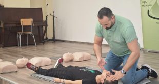 Ученици от Плевен се обучават на първа помощ в инициативата „Спасители на животи“ с участието на кмета д-р Валентин Христов