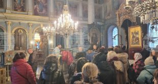 Вярващи се събраха в плевенския храм „Света Параскева“ за празнично богослужение на Рождество Христово, водено от отец Милен, с молитва за здраве и благоденствие