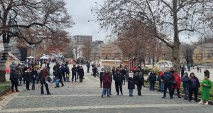 Граждани на Плевен излизат на протест пред Общината с искане за оставка на правителството и подвеждане под съдебна отговорност