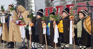 Децата от ДГ „Щастливо детство“ възродиха обичая Коледуване в коледното градче на Плевен, изненадани лично от Дядо Коледа с подаръци