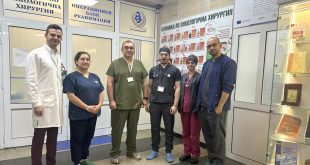 Екип от български лекари извърши успешно сложна робот-асистирана операция за отстраняване на злокачествен тумор на правото черво.