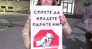 Жители на Плевен протестираха пред Концертна зала „Катя Попова“ срещу бюджета, организирани чрез социалните мрежи, с плакати „Прокуратурата не е над Конституцията“ и „Спрете да крадете парите ни“