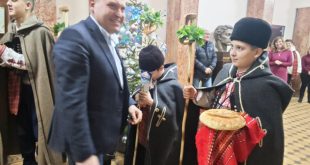 Коледари от „Нашенчета“ внесоха празничен дух в Община Плевен с песни и танци