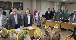 Малки коледари и ръчно изработени сувенири озариха последното заседание на Общинския съвет в Плевен, където бяха приети важни решения и нови звания