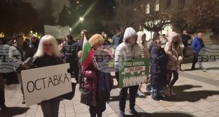 Протест в Плевен: Искания за оставка на правителството и предсрочни избори събраха граждани пред зала „Катя Попова“