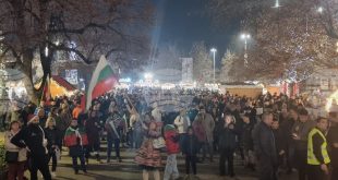 Протест в Плевен: Искания за оставка на правителството от ДСБ пред общината, подкрепени от депутати на „Продължаваме промяната – Демократична България“