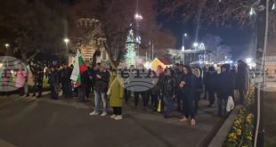 Протест в Плевен с искания за машинни избори и промени в Изборния кодекс привлича подкрепата на гражданите пред Общината