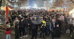 Протест в Плевен: Стотици на шествие с призиви за оставка на правителството