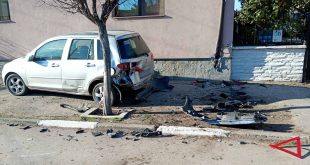 (СНИМКИ) Мокър път и несъобразена скорост предизвикаха катастрофа в Ясен