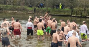 39-годишният Петър Василев от Дисевица извади богоявленския кръст от река Вит и ще получи награда от 500 лева от Община Плевен