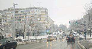 Акция срещу заледяване: Плевен третира улици и тротоари преди новата снежна вълна