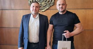 Кметът на Плевен връчи наградата за извадения кръст на Богоявление на Петър Василев от село Дисевица