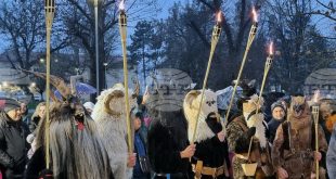 Кукерите от „Сватбари“ и „Сурвакарите“ прогониха злите сили в Долна Митрополия по случай Ивановден