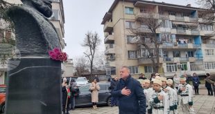 Плевен отбеляза 178 години от рождението на Христо Ботев с тържествено поднасяне на венци и цветя пред реставрирания му паметник