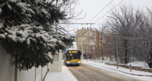 Продължава почистването на улиците в Плевен при зимни условия, граждани подават сигнали за проблеми с достъп до кварталите